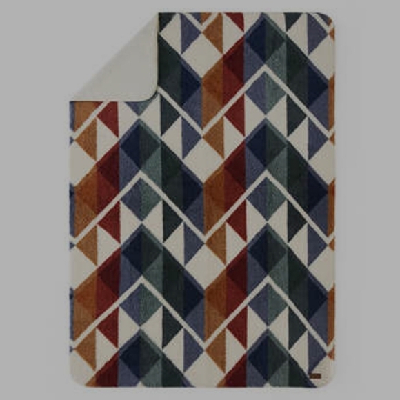 Pendleton Sherpa Fleece Throw Blanket • Geometric Southwest Pattern • Cozy Cabin - Picture 10 of 11